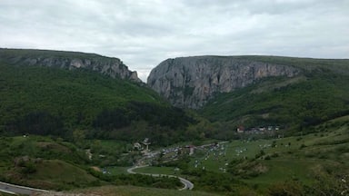 really beautiful places! good for a short but powerfull hike. you can hike from one side to the other following the water on a nice trail! you can also go up and be amazed by the view!