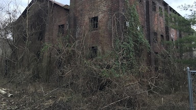 Exploring an old abandoned brick factory!!!