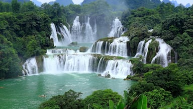 Detian Waterfall—— the scenery of national boundaries between Vietnam and China.It is the largest cross-border waterfall in Asia .#德天瀑布. 
https://twitter.com/Beautifulgx