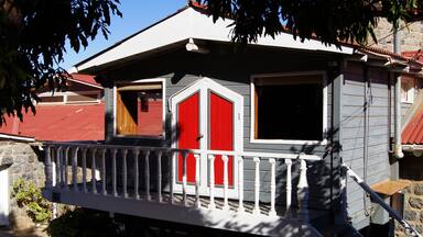 Uma das três casas de Pablo Neruda no Chile. Já tinha conhecido La Chascona, em Santiago, e La Sebastiana, em Valparaíso. Fica a cerca de 120 Km de Santiago. Esta casa fica de frente para o Pacífico e é um outro poema (não escrito) de Neruda. Este é o lugar para entender um pouco mais sobre ele. Neruda está enterrado aqui, junto com sua última esposa Matilde Urrutia.

#Neruda #Isla #Negra #Chile