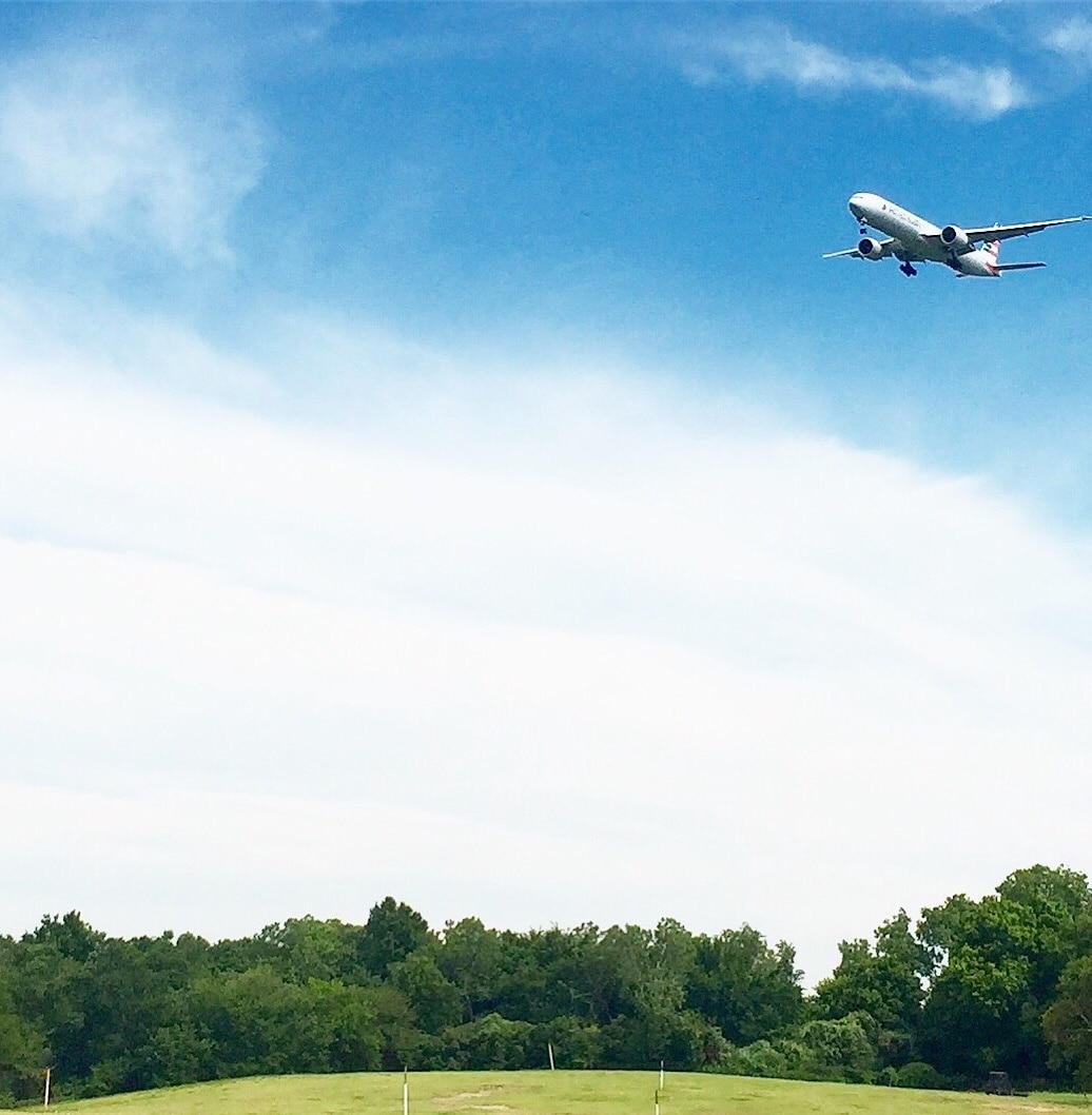 The Bear Creek golf course in Dallas is right under the flight path of the #DFW airport. It may sound annoying, but it's actually quite impressive! It feels like the planes are about to land on the Par 5!
#patterns #dallas