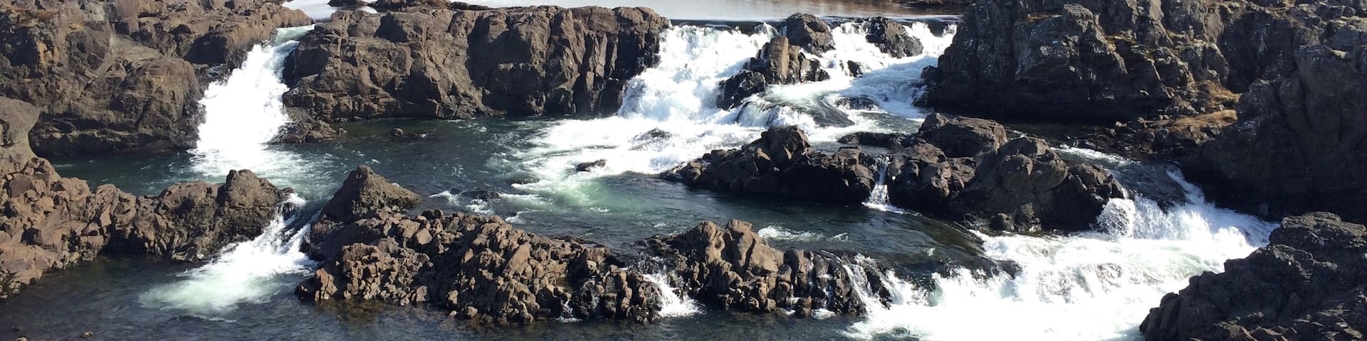 Great find-hidden away just off route 1 before you reach Bifrost on the west coast of iceland. No one there but us- legend says the dwelling place of pixies and trolls...perfect for a picnic 👌