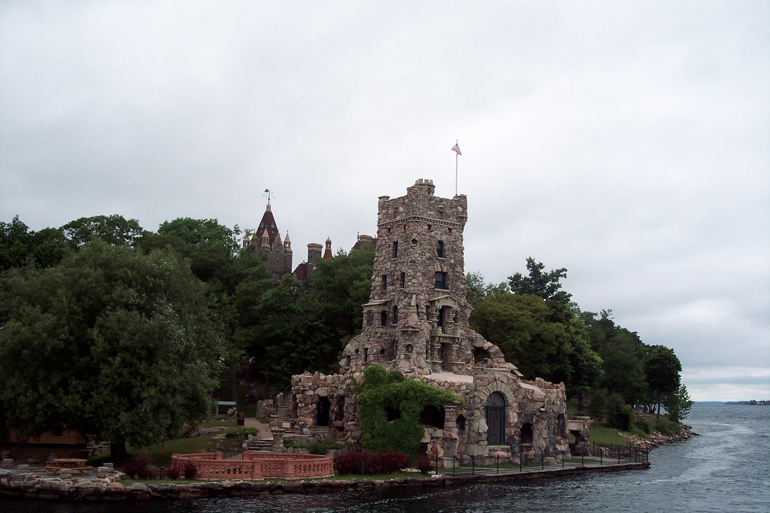 The tiny islands in the St Lawrence River are actually the tops of worn-down mountains. Do the cruise around all the quirky ways that people have added structures to them. And then you come across Boldt castle amongst all the islands! #water #boats #castles