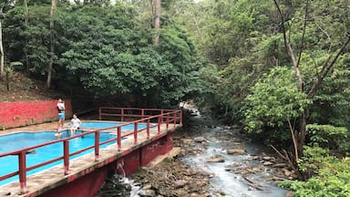 Taking a bath at the pools overlooking the surreal whiteish blue colors of the river’s sulfurous water, among the lush tropical sceneries of Tapijulapa, Tabasco #river #lifeatexpedia #mexico #tabasco #green #red