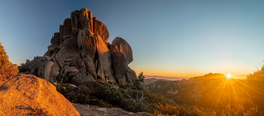 Known as a ski resort in winter, Mt Buffalo has a lot to offer all year round. It is close enough to Bright for it to be an easy day trip up if you want to stay in hotels, if you are the type that love camping then it has an amazing camping ground. The park is dotted with some of the best walking trails that I have been on and some of the most amazing views. Mt Buffalo has it all, stunning vistas of the surrounding valleys, truely unique rock formations, stunning waterfalls and it is also abundant with native wildlife.