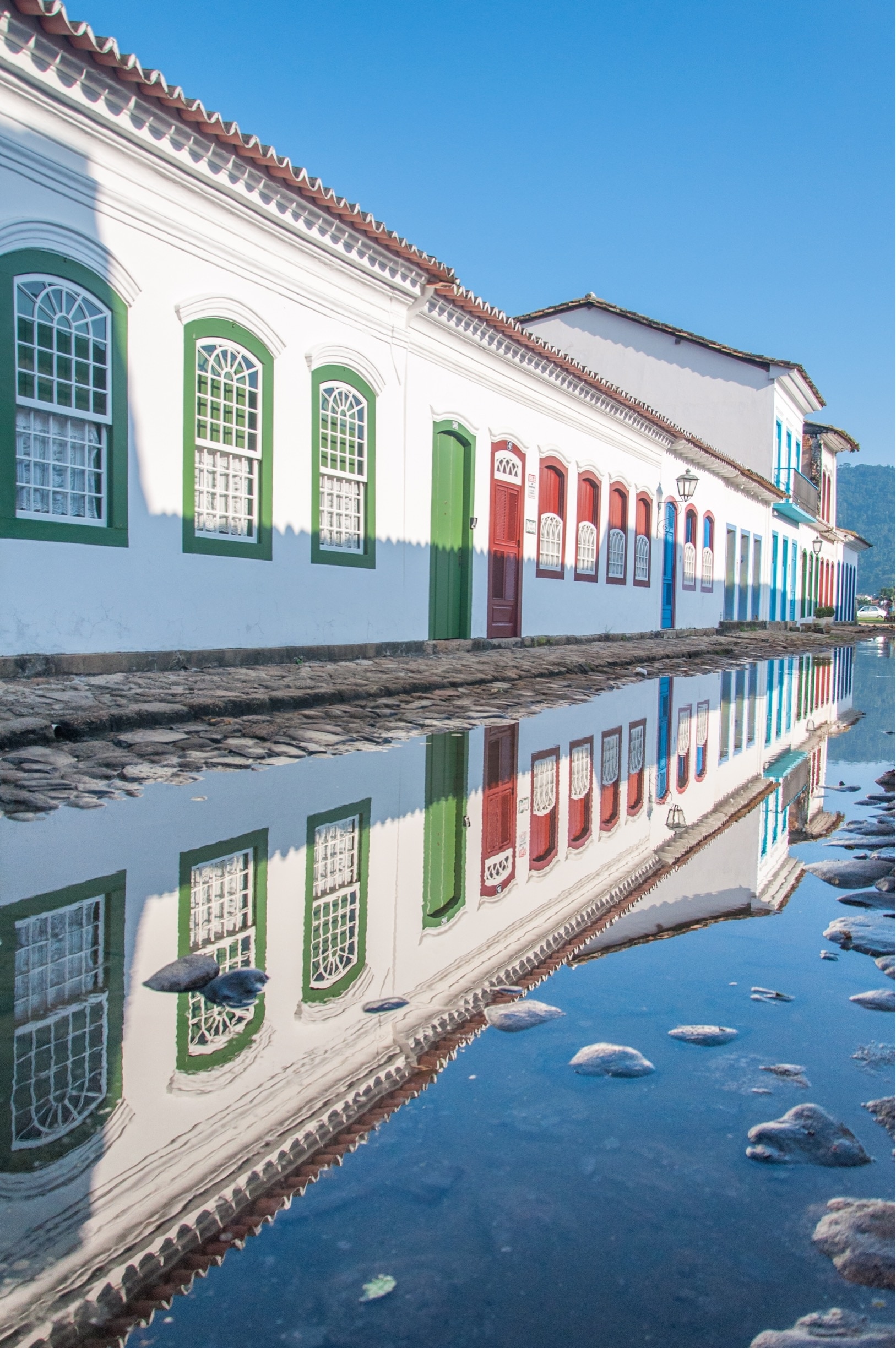 Paraty is a historic city that is 3 hours from the center of Rio de Janeiro, full of old buildings, beautiful beaches and islands, some waterfalls and good restaurants. To do this photo it took 3 days of observation of the full tide and lack of wind.