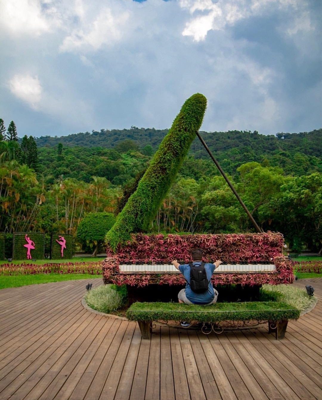 If you're visiting the National Palace Museum in Taipei be sure to make the short trip over to the Chiang Kai-Shek Shilin Residence. It's the palace and grounds of the former leader of Taiwan that is now open to the public. You'll lose yourself in the beautiful gardens and be amazed at the floral creations like this larger-than-life piano. 

Entrance to the grounds and gardens is free but there is a small charge to visit the presidential residence itself.

#taiwan #taipei #shilinresidence #wanderlust #gardens