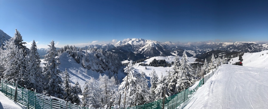 Nice weather for skiing #austria #gosau #europe #iphonex #iphone #panorama #sun #sunny #skiing #snow #brendanvanson #nature #upperaustria #fun #sport #goodtimes #BvSBlue