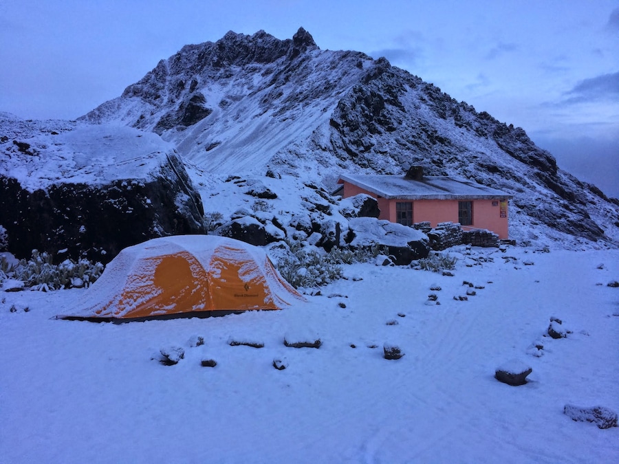 The Nuevos Horizontes refuge (4,700 m / 15,416 ft).
The Nuevos Horizontes refuge is located at 4,700 m (15,416 ft) at the norther flanks of Illiniza Sur. It is considered the smallest high altitude refuge in the Ecuadorian Andes. Strategically built right on the saddle between Illiniza Sur and Illiniza Norte, it is the best option for those who want to push for the 6th and 8th Ecuadorian highest summits respectively, as well as for acclimatization purposes.
The refuge is being renovated by the new administration staff 2009 (Fernando Iza a Mountain Guide from Ilinizas Climbing Team ) Bunk beds, mattresses, table, kitchenware and even toilets have been replaced for new ones. Projects of extending the refuge facilities are being considered.