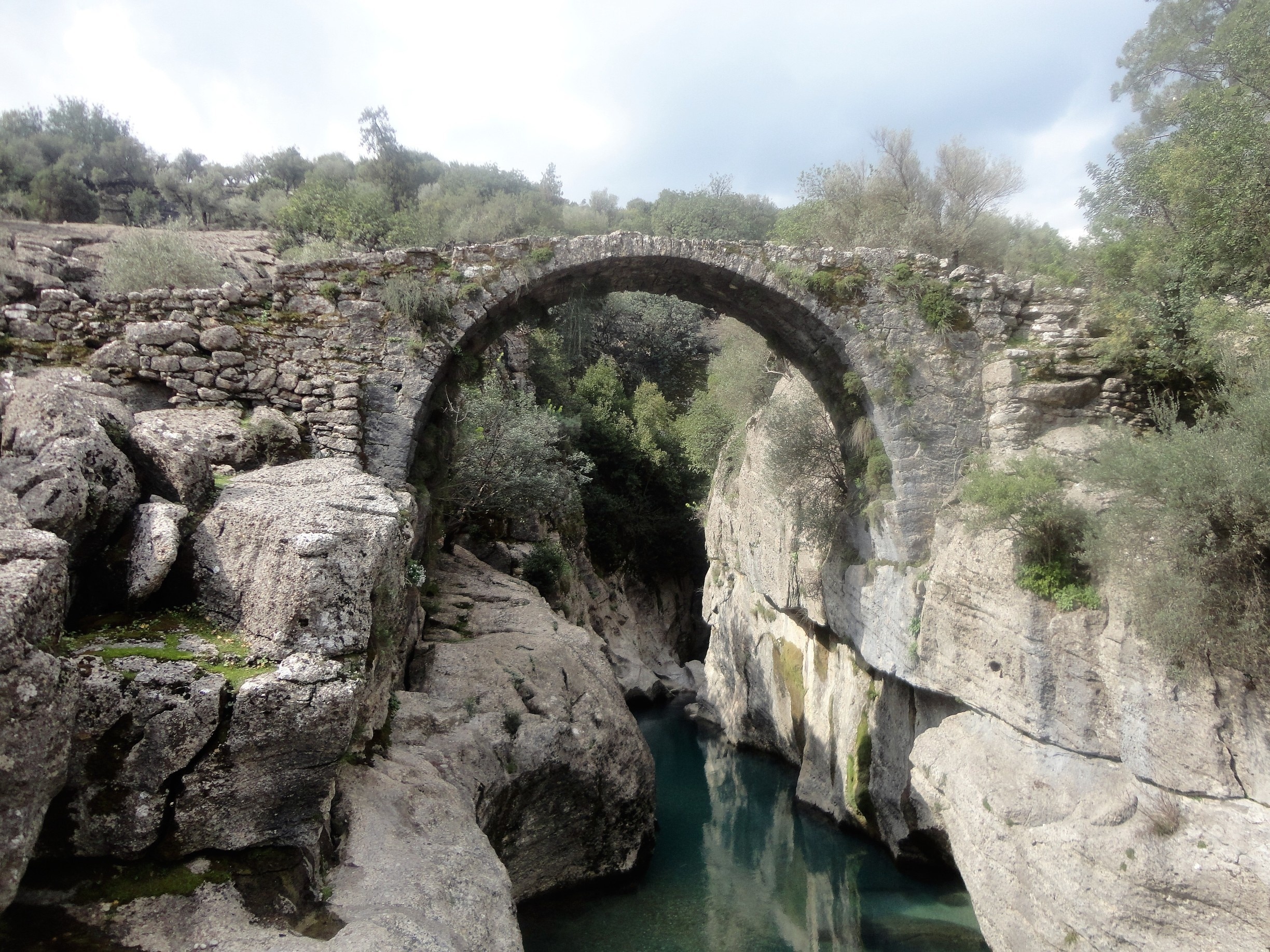 A wonderful old #bridge and magnificent coloured water. Beautiful scenic spot tucked away, a short drive into the #Mountains. This is only a #footbridge, not for Vehicles in #Turkey #Antalya #KopruluKaynon #green #lifeatexpedia
#waterlust #stunningstructure #Parks  #aboveitall #History
