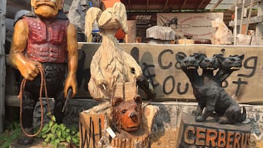 Little known fact: You'll find a lot of chainsaw artists in Washington state.  From my perspective, they all do generally the same thing, but if you go through Allyn Washington, you definitely have to stop at Bear in a Box. There's some pretty amazing stuff!