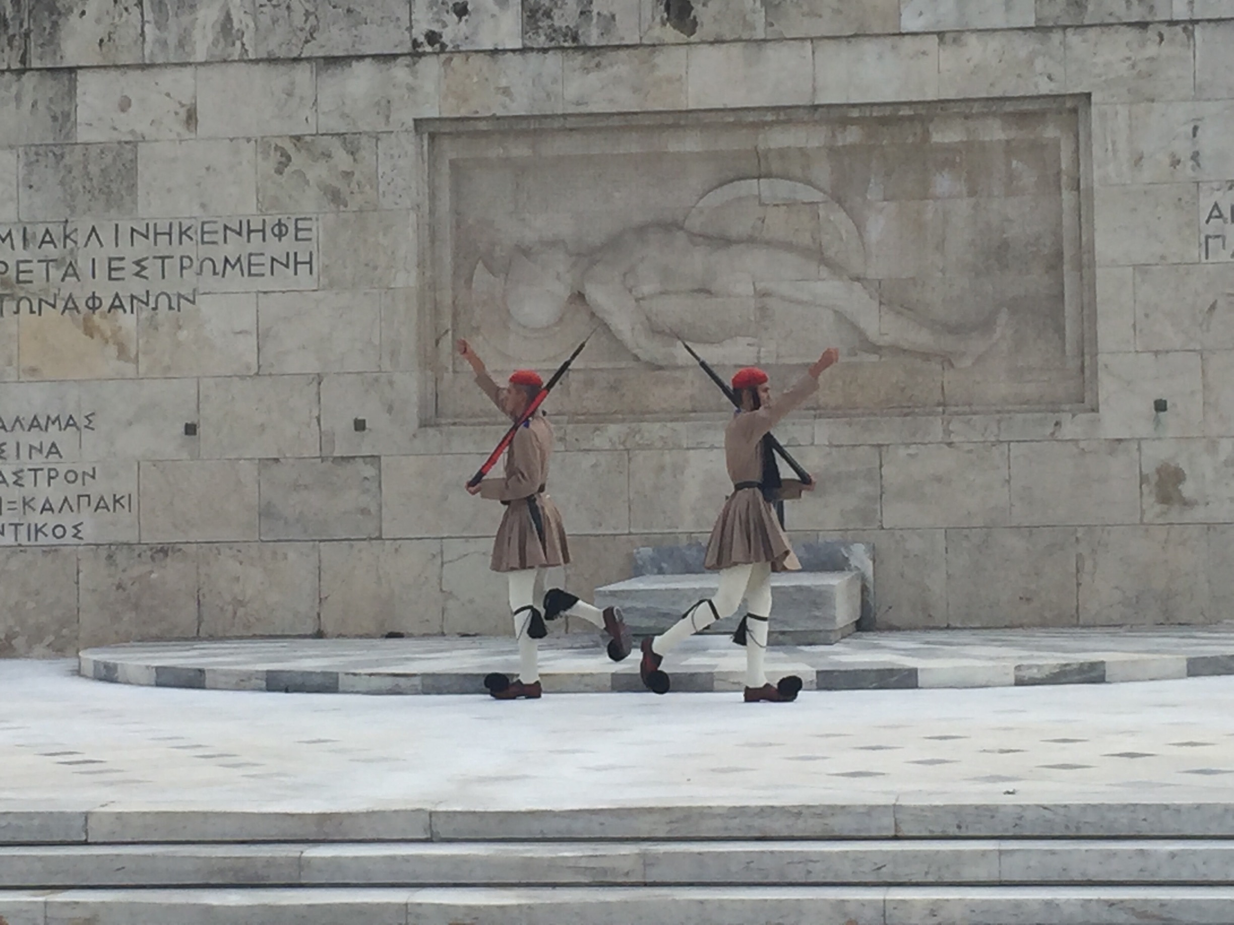 Ce face Piața Syntagma un simbol al democrației și istoriei în inima vibrantă a Atenei?