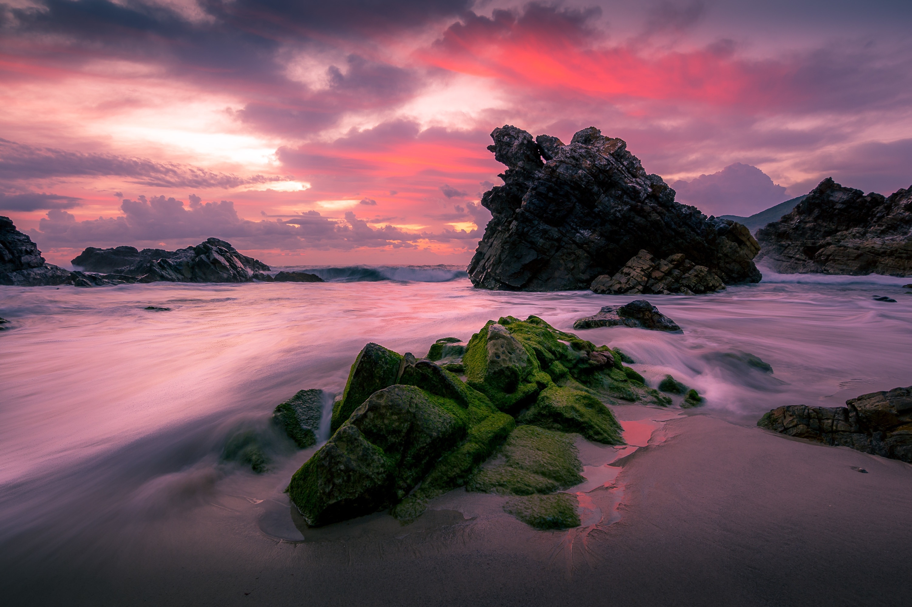 A very quiet beach next to the more popular main beaches of Forster, Burgess beach has some amazing rock formations making it a great sunrise photography location. #nature #trovember