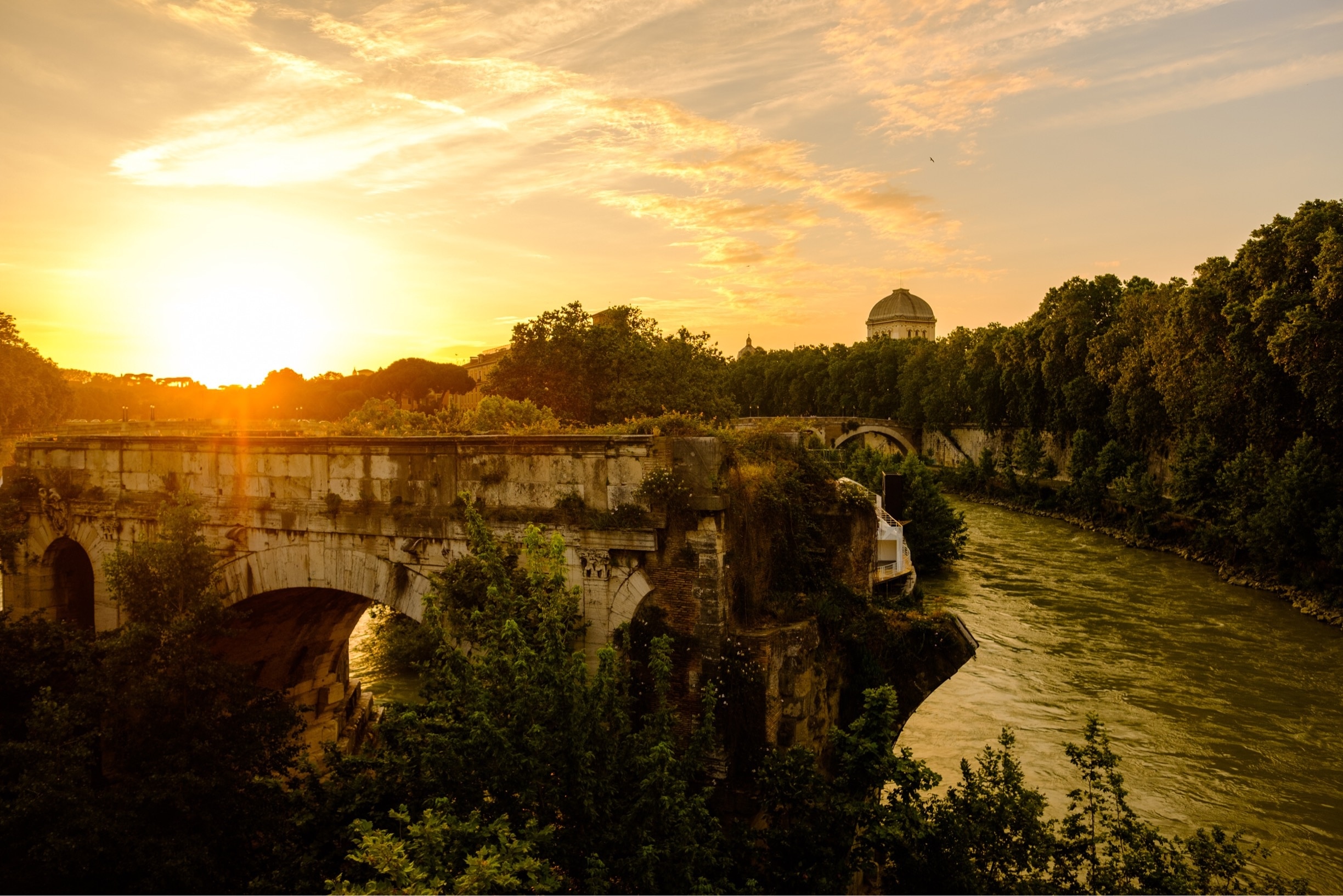 Sunset at one of the bridge ruin at Tiber River
#golden