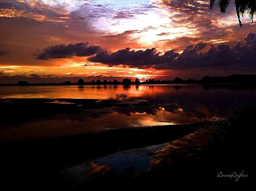 The #confluence of the #arabiansea and the #river #shambavi.
One of the lesser known places in India.
This place is precious to me because this was my hideout/hangout place ever since I was a little girl.
After having spent infinite sunsets at this very place, I am amazed at how it has never failed to dazzle me every single time.
A treasure for people like me who love wonders in isolation.
#Red
www.instagram.com/pixietraveldust