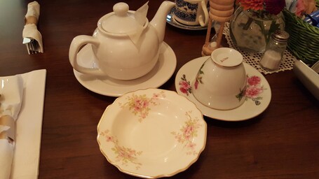 value: "Sophie\'s Tea Room & Caf\303\251 has wonderful teas, salads, soup, and sandwiches. "
