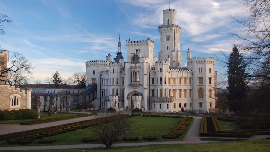 Chateau in the very small town of Hluboká nad Vltavou.
Nice place to visit during the warmer months of the year, and often overlooked by tourists. It's a 5 minute walk from the town's main street. It's a short bus journey from České Budějovice.
#CeskeBudejovice #SouthBohemia #HiddenGem #Chateau #Hluboka #TroveOnTuesday