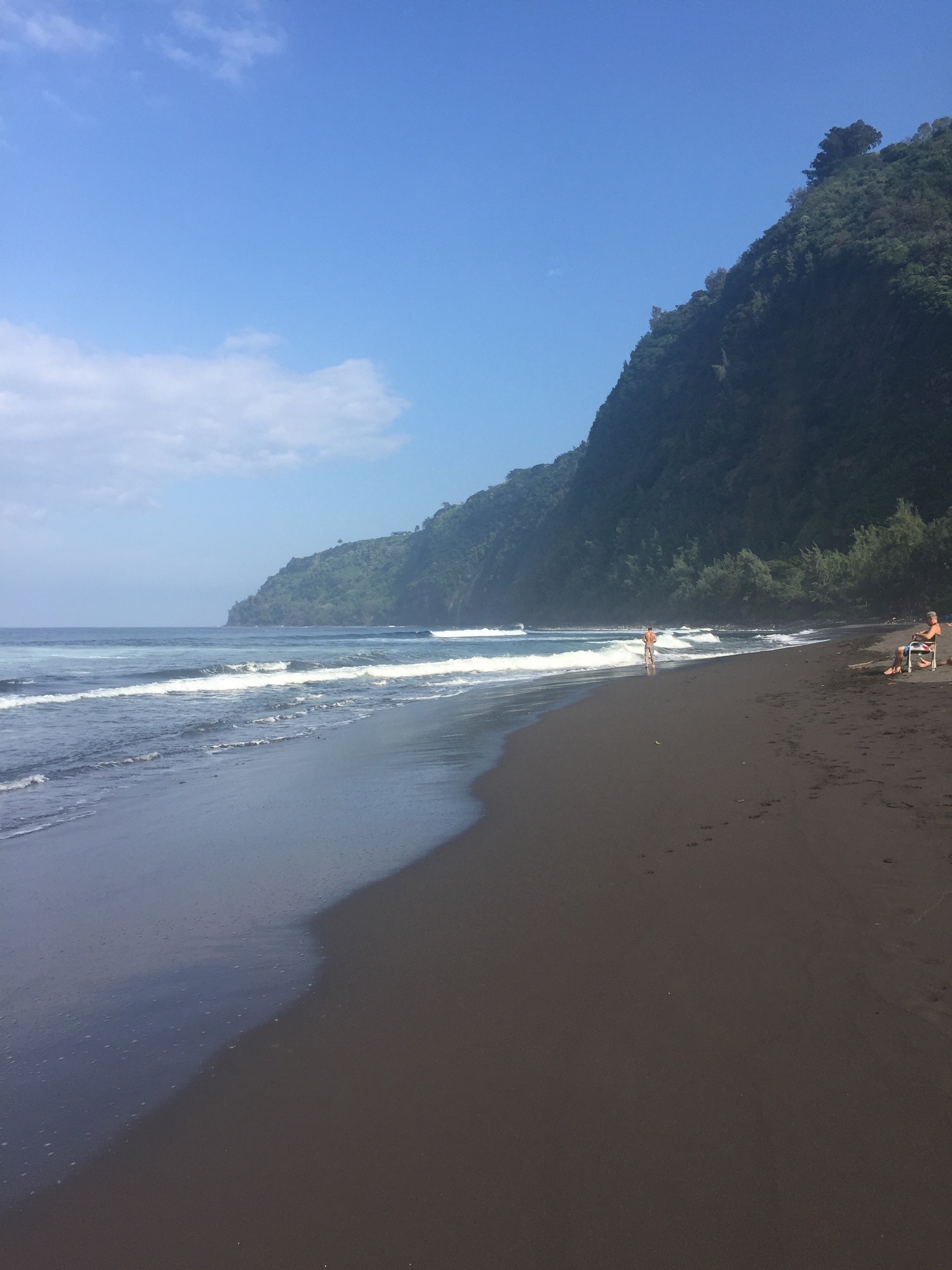 1-1/2 hr drive northeast of Kona is this beautiful black sand beach. Well worth the drive. You need a 4x4 to get there, but that’s half the fun! 