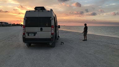 Free RV parking on the beach 👍🏽 #rvlife #vanlife #beach #cats