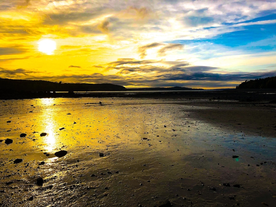 To the left dusk begins and to the right the day is still trying to hold on for a few more minutes #lifeatexpedia #beaches