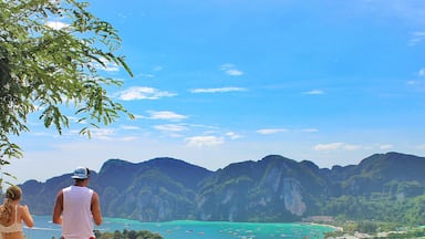 Incredible views from the top of Phi Phi Island! Have an awesome weekend! ☀️🌴🐠🐟😀
#goneAWOL #beautifuldestinations #Thailand