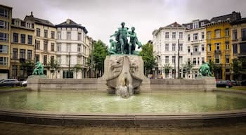 A sculpture fountain in the middle of Lambermontplaats rondo.
#fountain #sculpture #monument