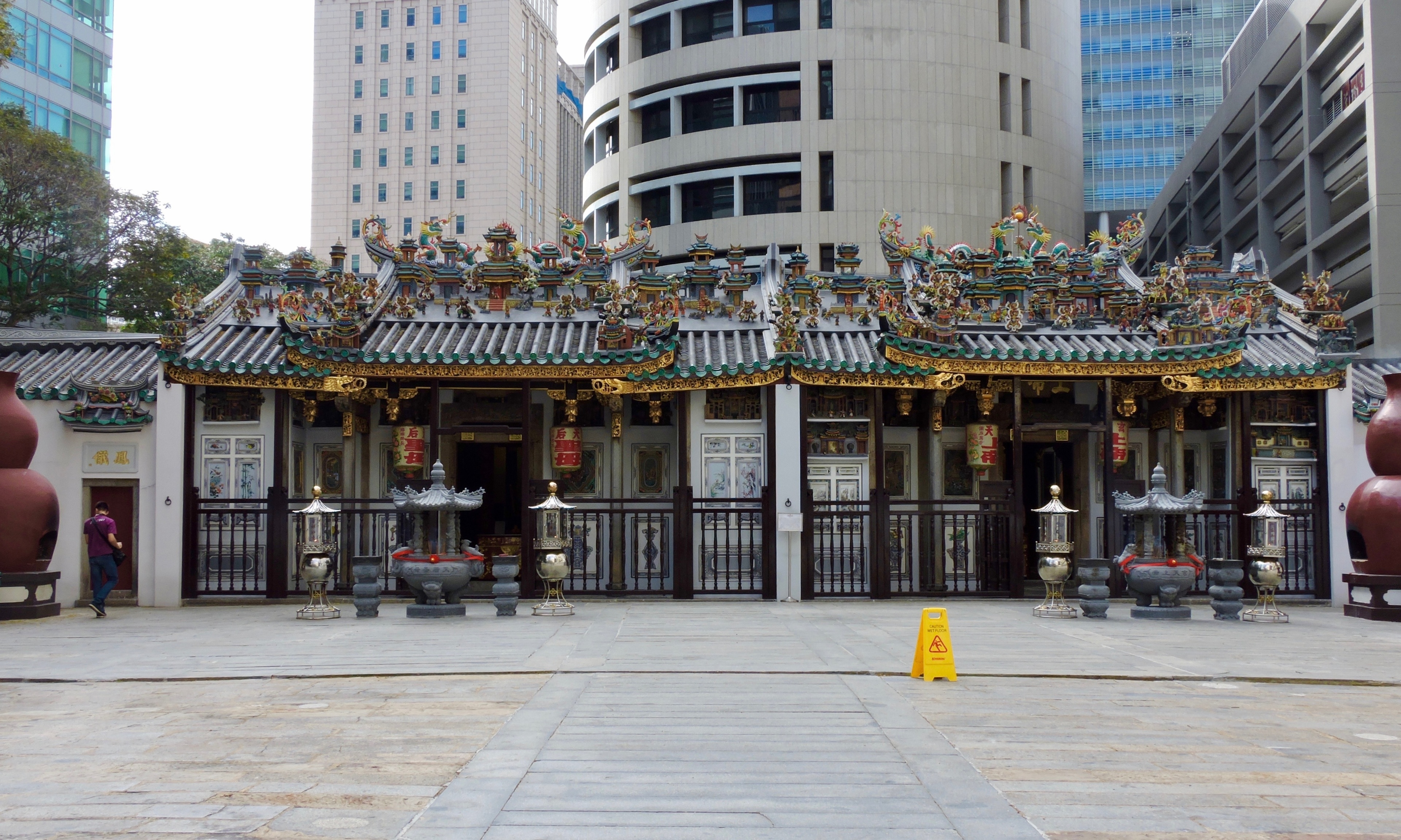 Yueh Hai Ching Temple (Traditional Chinese 粵海清廟, Simplified Chinese 粤海清庙)[1], also known as the Wak Hai Cheng Bio from its Teochew pronunciation, is a Chinese temple in Singapore located in Raffles Place in Singapore's central business district. The temple, whose name literally means "Temple of the Calm Cantonese Sea", was the first stop for Chinese immigrants to Singapore in the early 19th century. (Wikipedia) (January 2015)

#Culture Photo Contest #Trovember #History