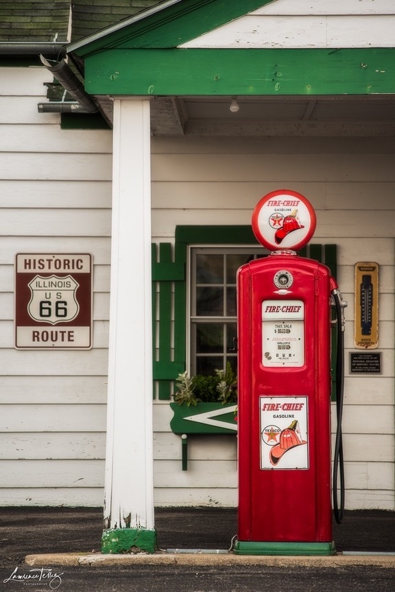 Texaco Gas Station on Route 66.
www.lawrencetellezphotos.com
#gasstation #texaco #texacostation #route66 #vintage