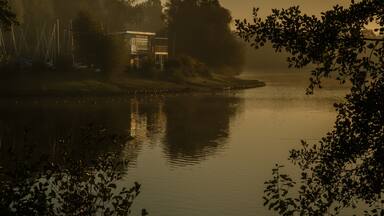 Arrow Valley Lake is a great place for an early morning walk. The light on an autumnal morning can be quite magical. 