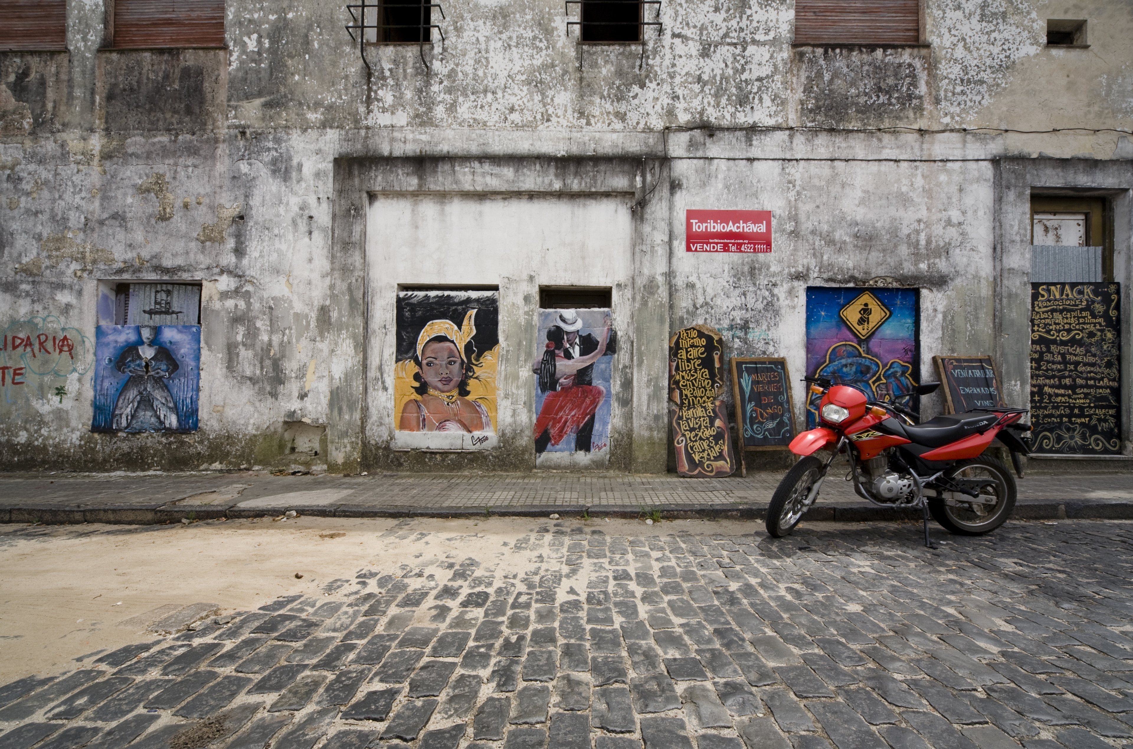 Street art Colonia Uruguay.
A short trip over the Rio Plata,from Buenos Aires lies the sleepy backwater of Colonia Uruguay. In sharp contrast to Argentina's Capital The Barrio Historico , "founded 1680", is a UNESCO World Heritage site.

#Culture #Adventure