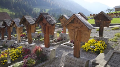 Cimetière qui se trouve à côté de l'église de Jaun.
https://www.schweizmobil.ch/fr/suisse-a-pied/services/lieux/ort-0318.html