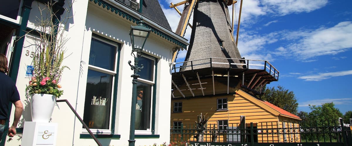 De Ster and De Lelie (The Star and The Lily) are the only operational snuff and spices windmills in the Netherlands. The mills belong to the city of Rotterdam. Stichting De Kralingse Snuif en Specerijen Compagnie De Ster en De Lelie carries out the production of snuff tobacco and grinding of spices.
http://www.snuifmolens.nl/index_en.html