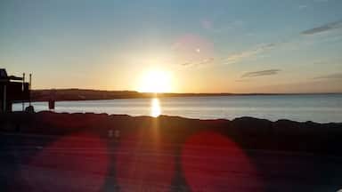 Aprecie o por do sol em um dos lugares mais bonitos da Irlanda.

Enjoy the sunset in one of the most beautiful places in Ireland.