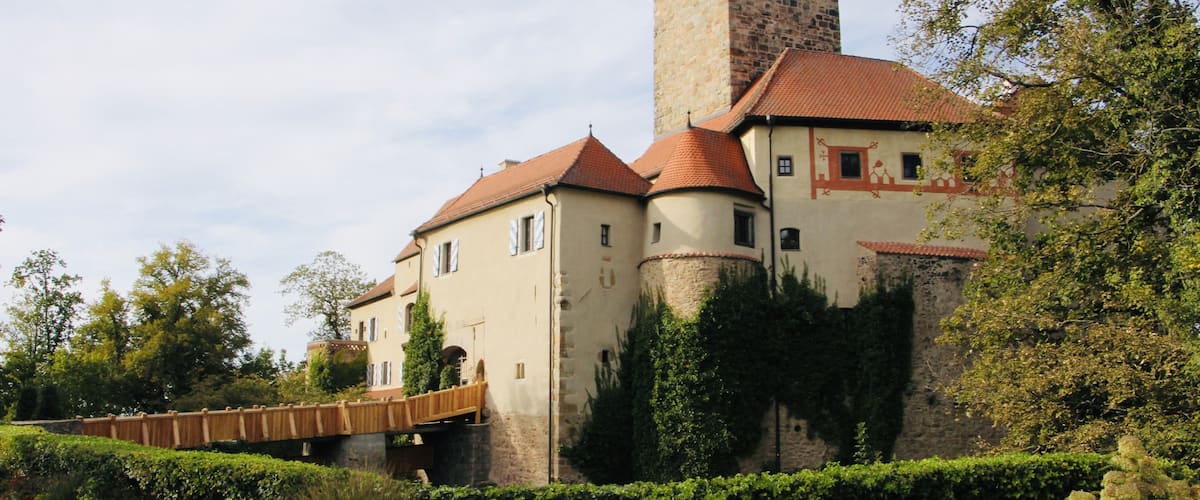 Small hidden castle we discovered on the Bavarian/Bohemian border, was home to a count long ago; now a restaurant hotel. #matgothunts