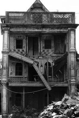 Pragpur is a historic town in India. Still full of life, temples, markets and people but surrounded by crumbling mansions and large houses from a more prosperous time.
There are cobblestone streets, mud plastered walls and old water tanks. Well worth a walk around. Stay at nearby Judges Court Hotel.
More photos here: https://tinyurl.com/y9dt7rp9
#india #pragpur #ruins #heritage