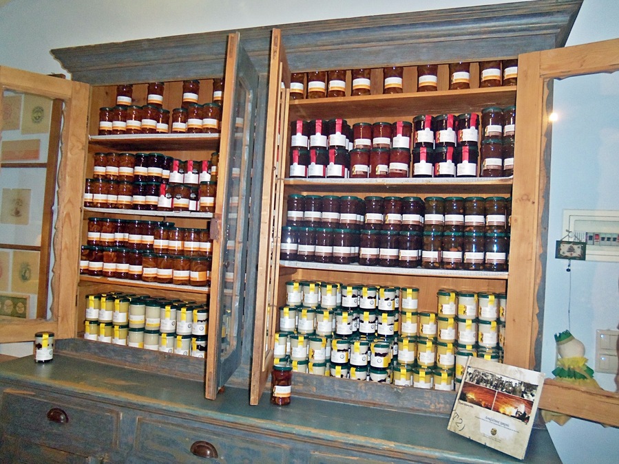 A multiplex located at the area Kampos in Chios. You can enjoy fresh juices in the beautiful garden, buy local products or visit the museum and learn a lot about the history of citrus in Campos! You will definitely spend your time in a pleasant way there!