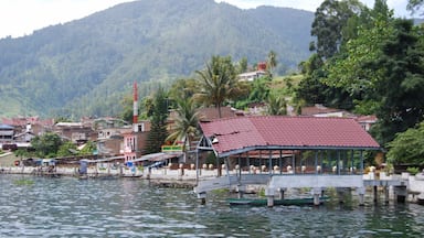 These brick houses come right up to the edge of the volcanic crater lake, Lake Toba. The remains of the prehistoric volcano are absolutely stunning with lush green hills that drop straight into the lake.