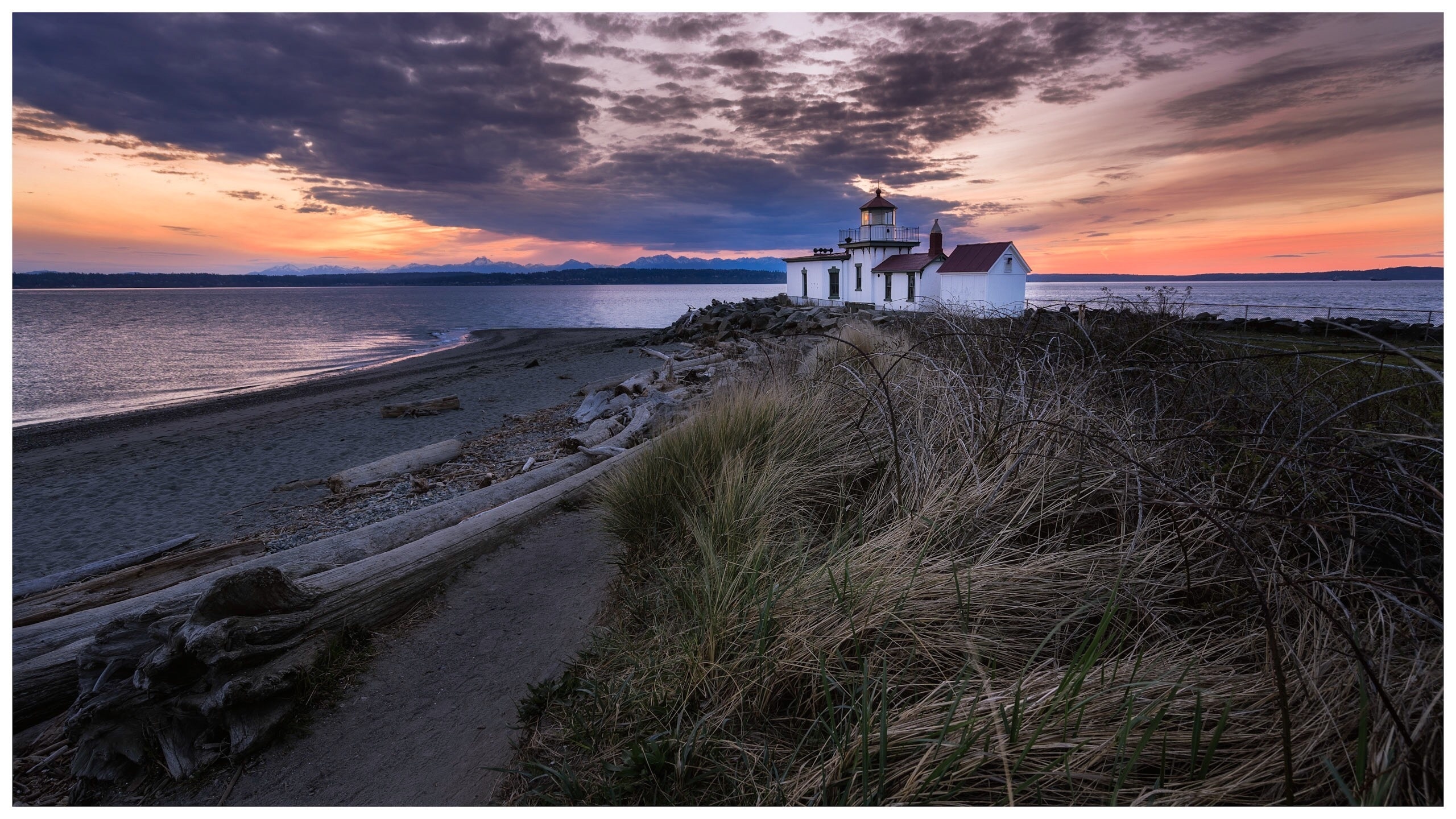 West Point Lighthouse at Discovery Park, Seattle 

#goldenhour #sunset #hiking #pnw #pacificnorthwest