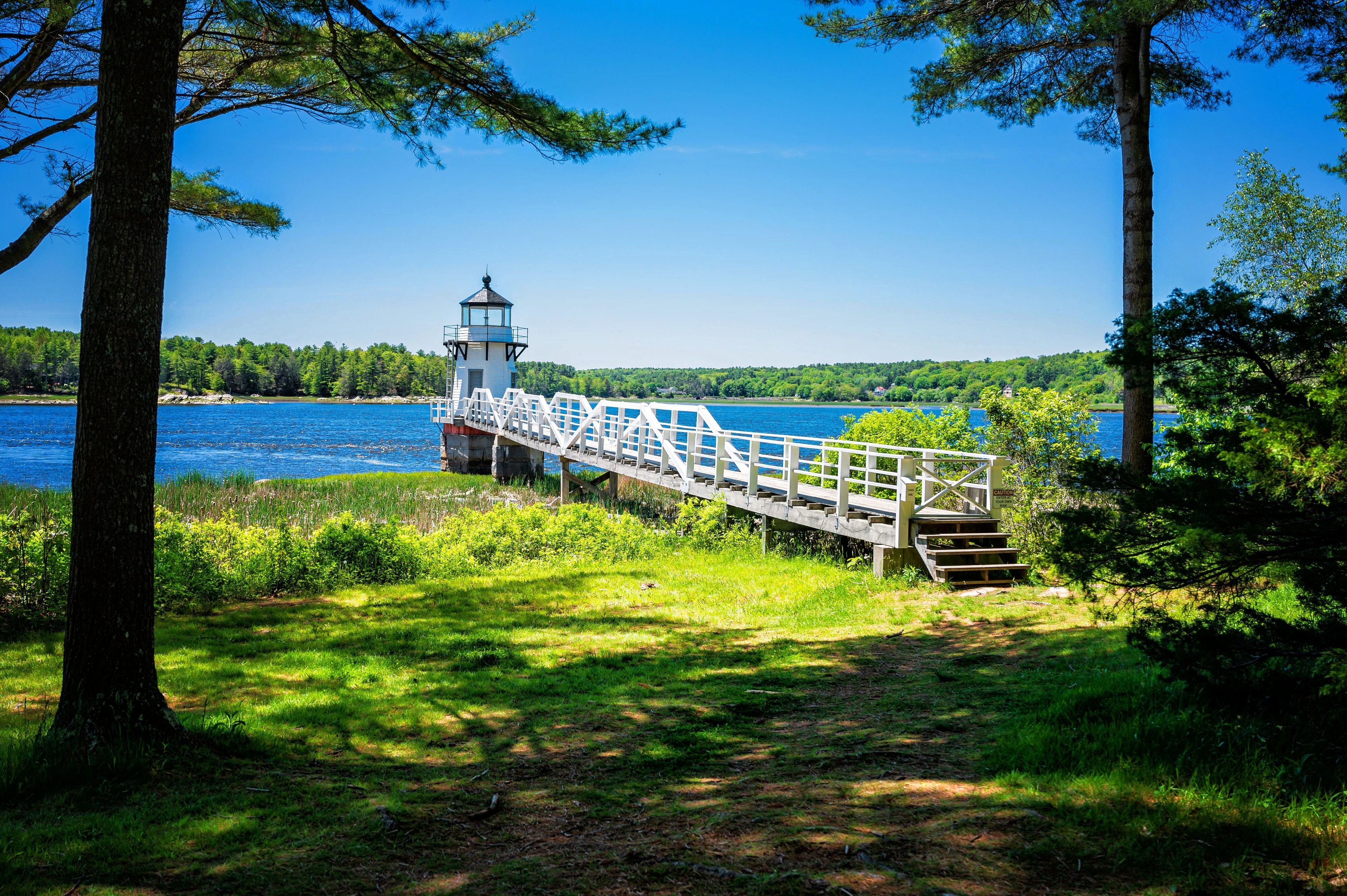 Doubling Point Light was built in 1898 on Arrowsic Island on the Kennebec River in Maine. It was one of the four lighthouses built that year to provide navigational aid for ships on their way to Bath, "the City of Ships"
#lighthouse #maine