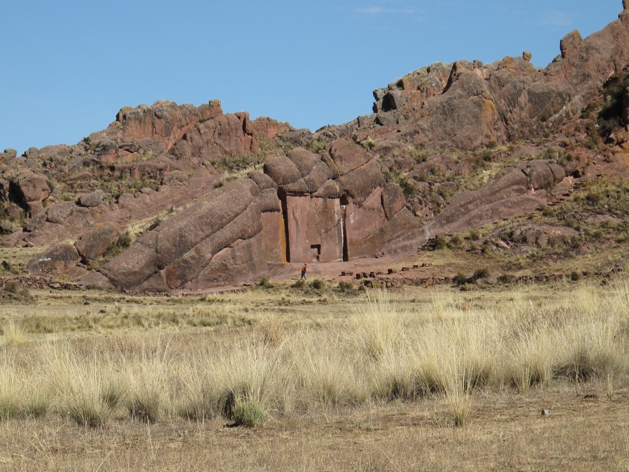 It's believed as the throne of first Inca King. The seat was built on the back of sleeping dragon. Locals tell different stories about the throne.
To access here, take a minibus towards "Juli" from terminal Terrestre in Puno, ask the driver to drop you at Aramu-muru. You will easily find the path to the entrance. The admission fees were about S10 in 2013.
June, 2013