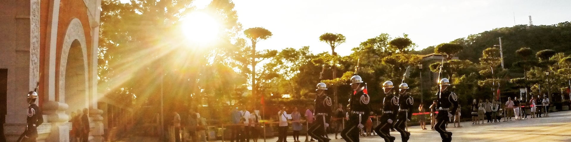 At 5pm the guards change shifts. They perform some routines, marching and stomping. When on the post, they don't move or blink and they have people who assists in making sure their uniforms are kept neat.
#guads #taiwan #taipei #chansingthesun #adventurera