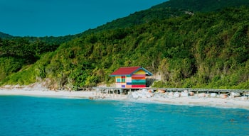 Colorful beach hut in Koh Lan, Thailand #BeachBound 