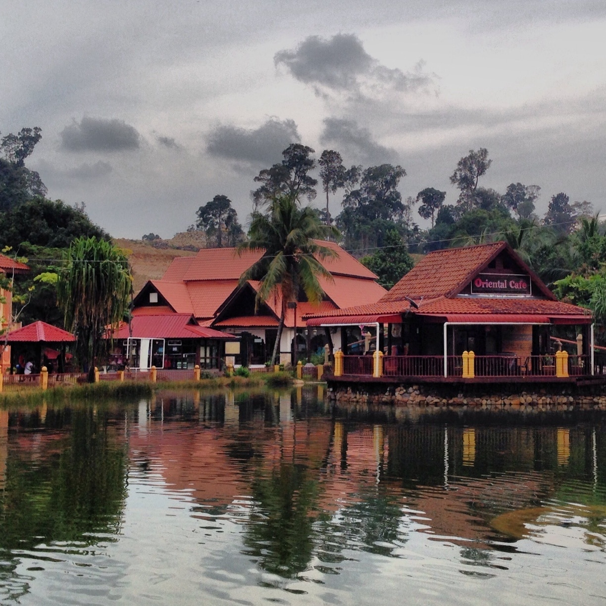 If you plan to take the cable car you might want to go earlier and walk around Oriental Village for a quick shopping. The cable car ground station is located within this village. 