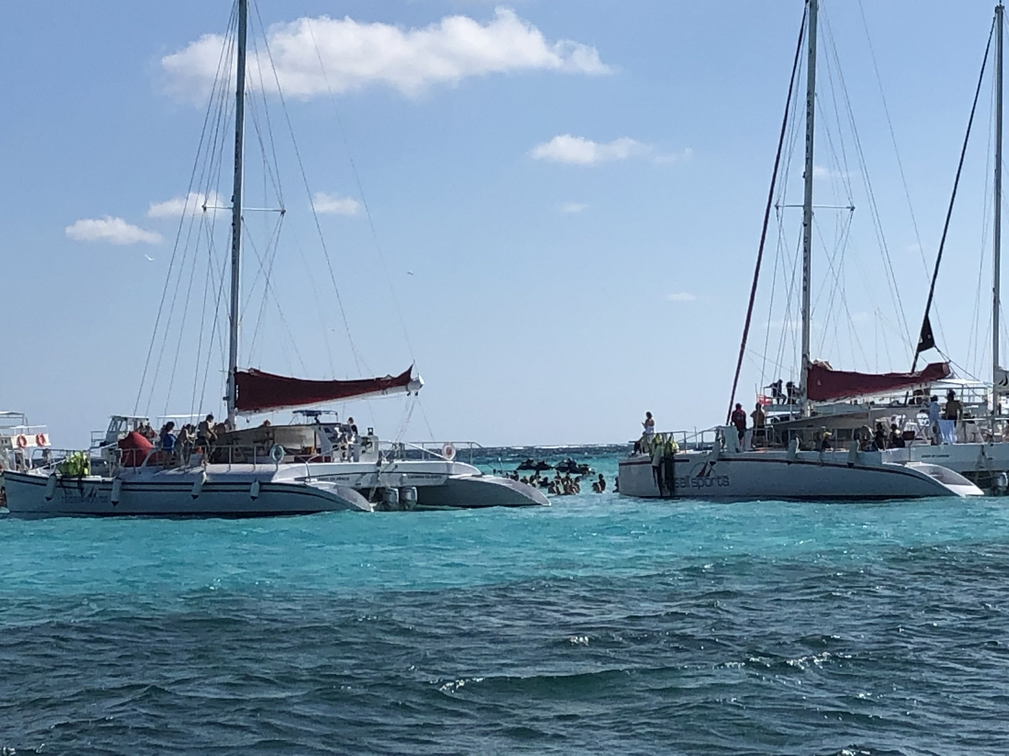 A sandbar in the middle of the Caribbean with tame stingrays? Yes, please! #grandcayman