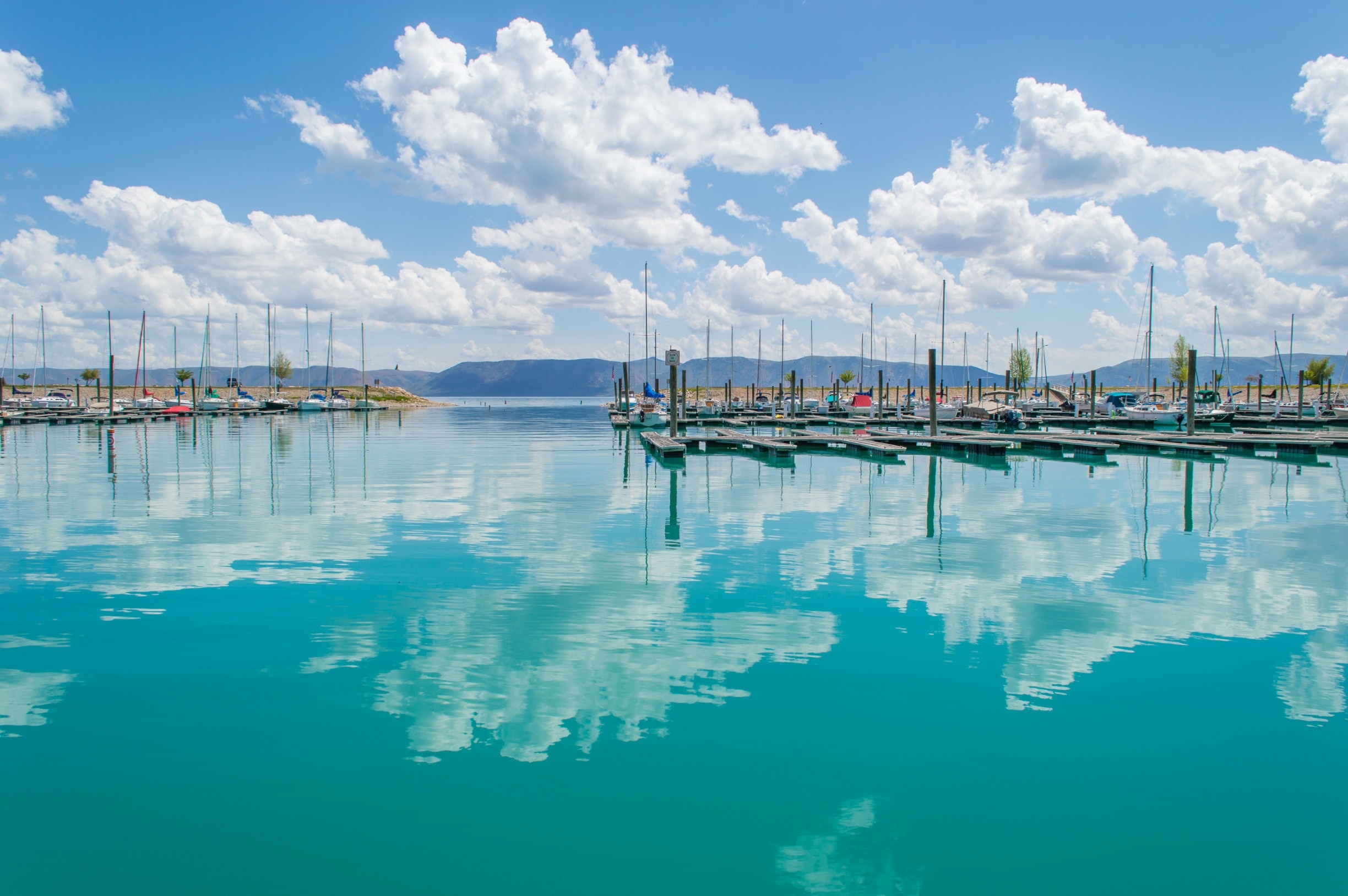 The water in Utah's Bear Lake is an impossible shade of turquoise blue. It's been nicknamed the "Caribbean of the Rockies" because of its beautiful color, a result of limestone deposits in the water. #utah #bearlake #blue