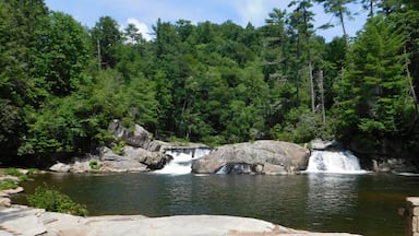  Linville Falls. beginning in a twin set of upper falls, moving down a small gorge, and culminating in a high-volume 45-foot drop. 
