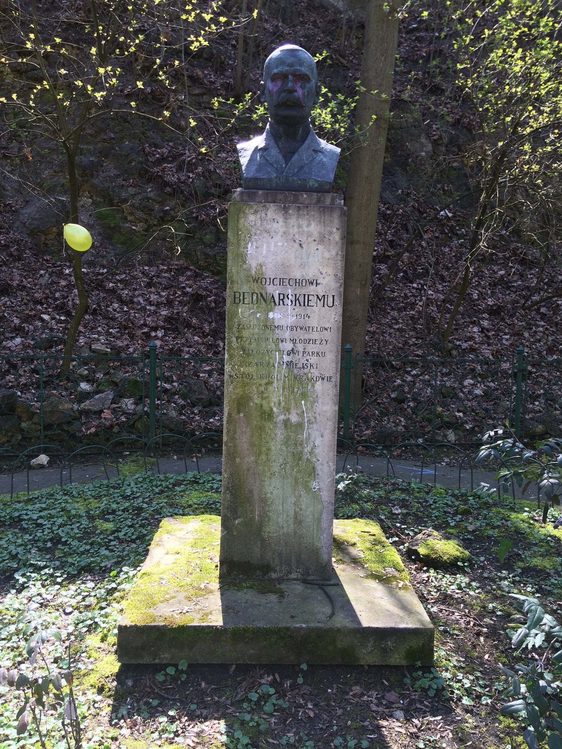 Popiersie Wojciecha Bednarskiego w parku nazwanym jego nazwiskiem. Kraków Podgórze. 