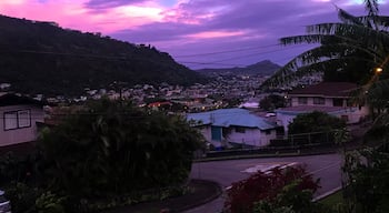 Love those last pieces of sunset. #lifeatexpedia #hawaii #palolo #oahu #sunsets