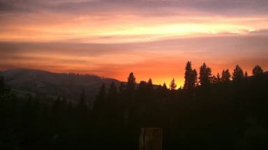 Not a bad view from the cabin!! ❤ @msnider4 @cassielew16 
#kamiah #idaho #sunset #nofilter #cabinlife #idahome #familytime