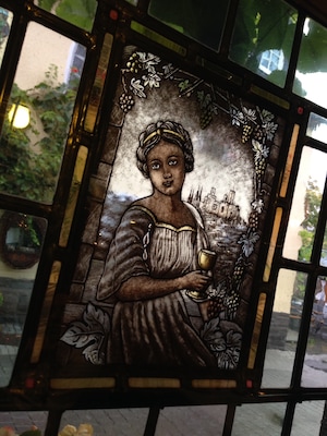 Once you find out this is the town where the oldest wine festival in Germany takes place, the stained glass window becomes self explanatory. (By http://www.glasmalerei-eckstein.de/).